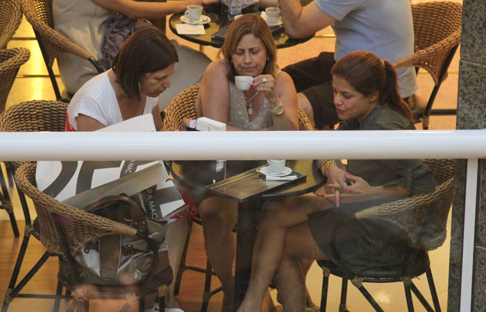 Nívea Stelmann passeia com amigas pelo shopping Rio Design Barra - O Fuxico