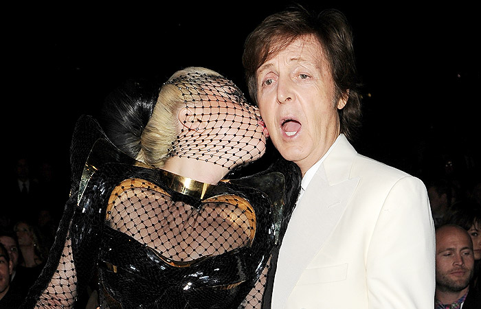 Mas a pop star não perdeu a esportiva e aproveitou a oportunidade que surgiu durante a festa para dar um beijinho no rosto de Paul McCartney.