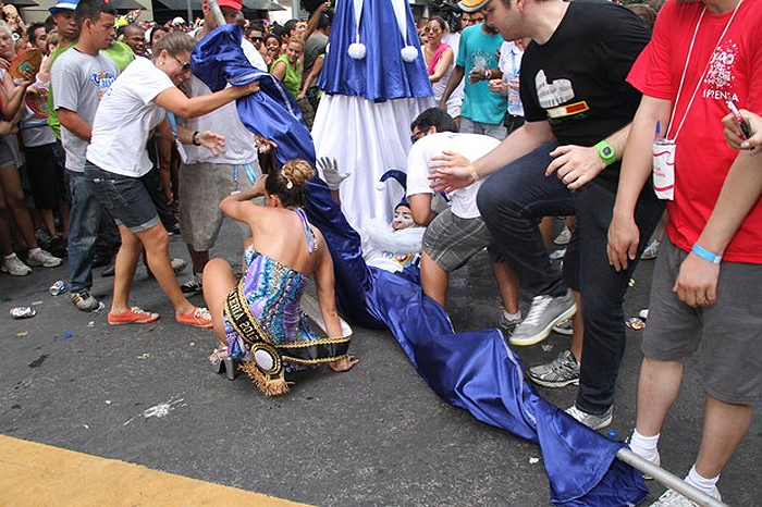 Ex-BBB Lia Khey cai no chão durante desfile do Bloco da Preta