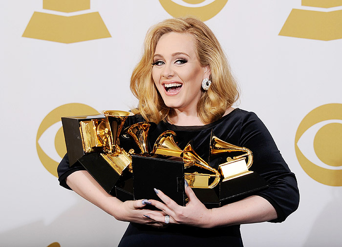 Adele posando com todos os seus prêmios