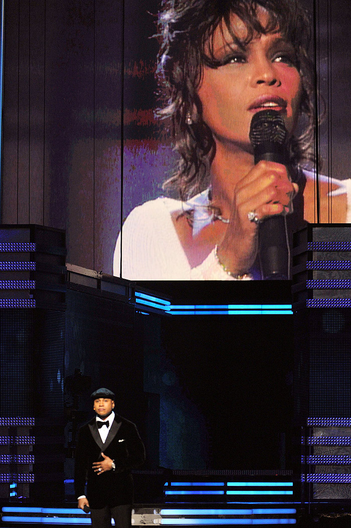 LL Cool J com imagem de Whitney Houston ao fundo