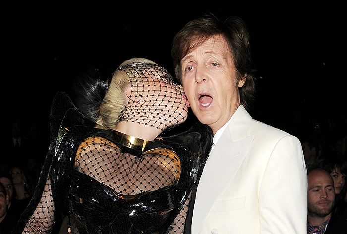 Lady Gaga dá beijo no rosto de Paul McCartney