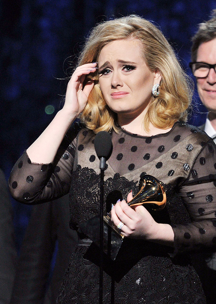 Adele cai no choro ao receber um de seus prêmios