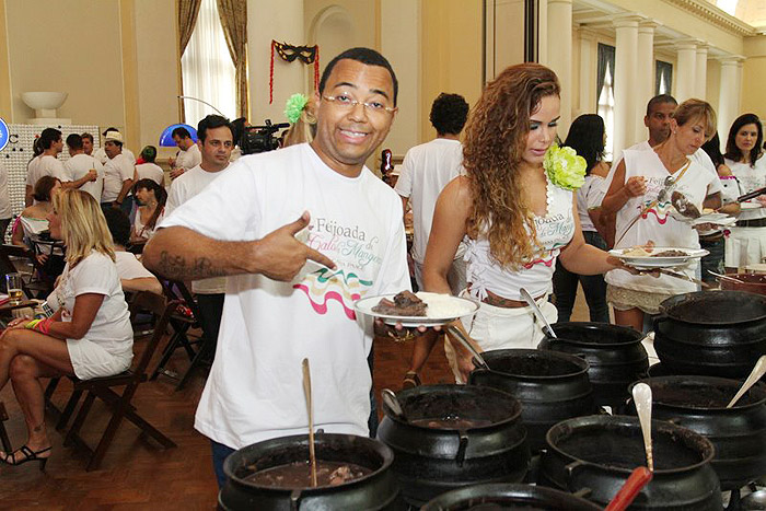 Dudu Nobre também se rendeu a feijoada. 