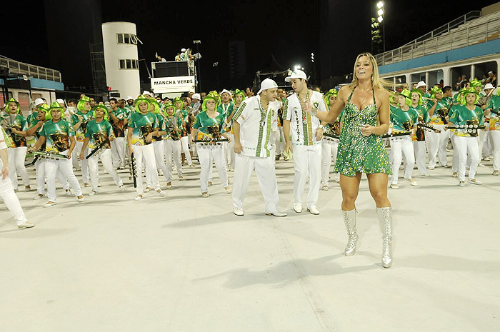 Juju escolheu um modelito verde para o ensaio. 