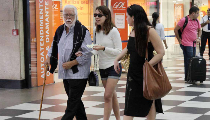 Manoel Carlos e Júlia Almeida circulam por aeroporto