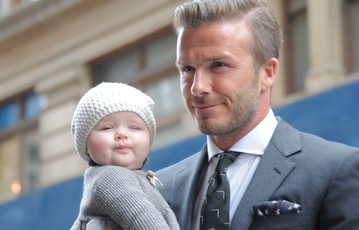 Filha de David Beckham rouba a cena em desfile de moda