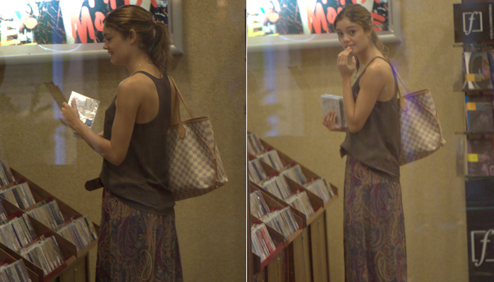 Sophie Charlotte compra CDs em shopping carioca