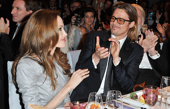 Angelina Jolie e Brad Pitt participam da festa de gala do Cinema for Peace