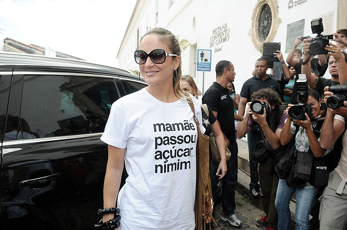 Claudia Leitte usa camiseta com frase engraçada para lançar seu carnaval