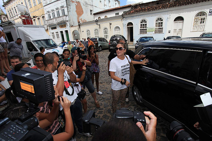 Claudia Leitte chega para a coletiva de lançamento de seu carnaval