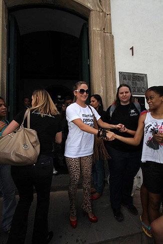 Claudia Leitte cumprimenta os fãs na chegada à coletiva