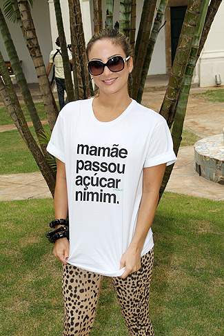 Claudia Leitte mostra a camiseta com frase irreverente