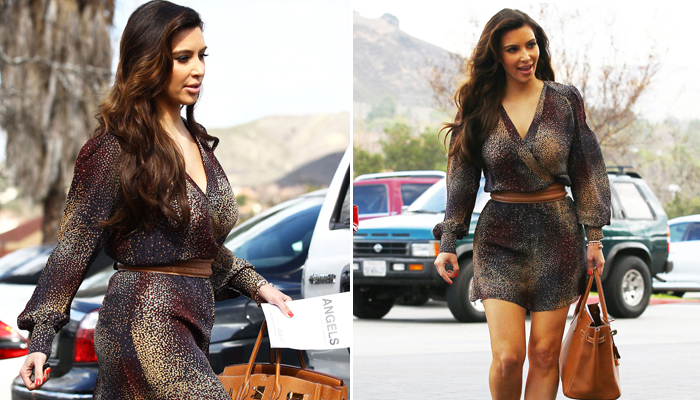  Kim Kardashian vai à igreja com vestido curtíssimo