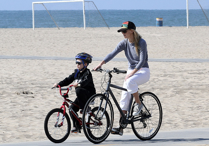 Filho de Kate Hudson anda de bike todo estiloso