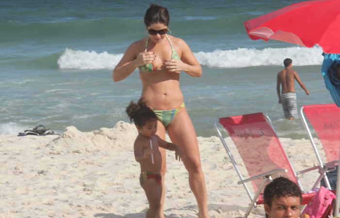 Samara Felippo curte praia com a filha