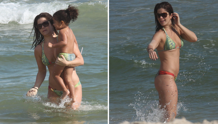 Samara Felippo curte praia com a filha