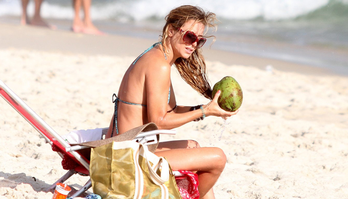 Christine Fernandes aproveita tarde de sol para ir a praia