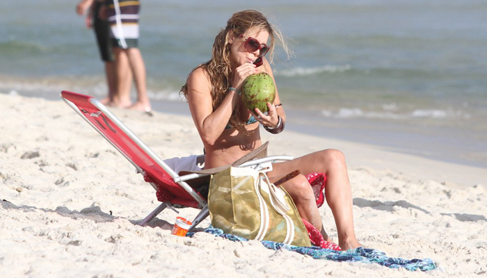 Christine Fernandes aproveita tarde de sol para ir a praia