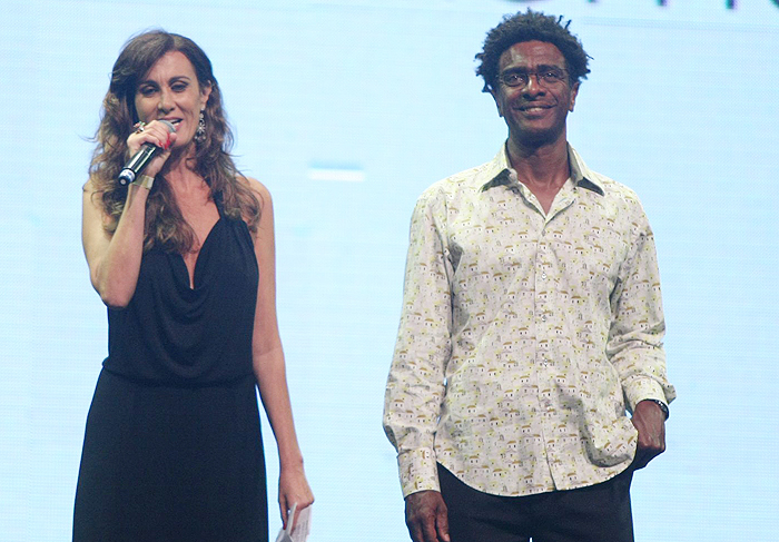 Carolina Ferraz comanda premiação do Afroreggae, no Rio