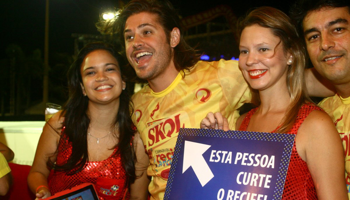 Dado Dolabella se joga na folia de Recife