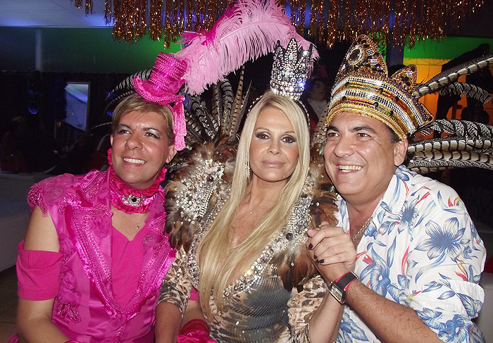 Monique Evans é coroada Rainha de Baile Gay em Salvador 