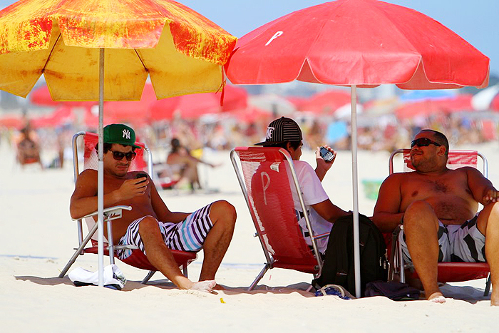 Thiago Martins curte praia no Rio de Janeiro