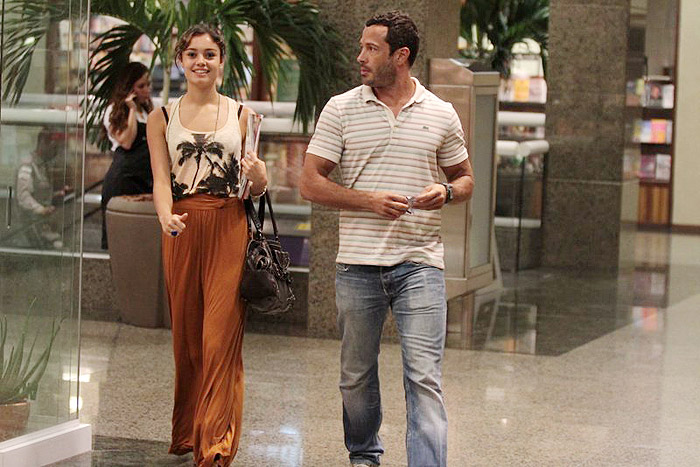 Malvino Salvador e Sophie Charlotte passeiam em shopping no Rio