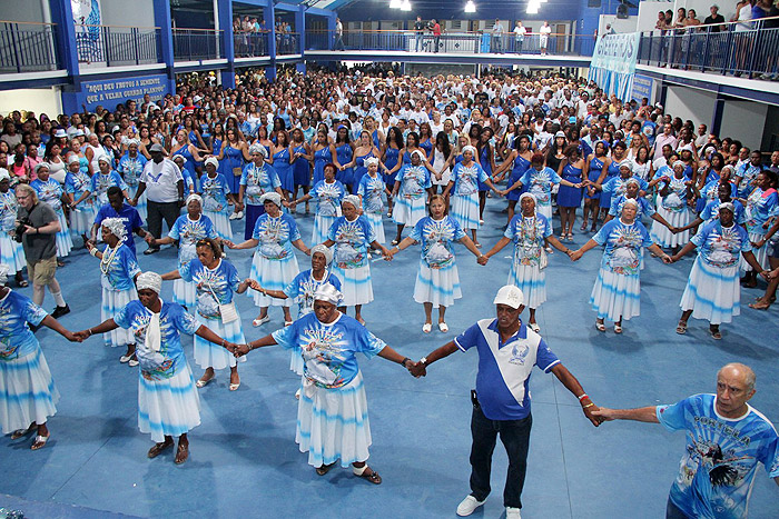 Integrantes ensaiam para desfile da Portela