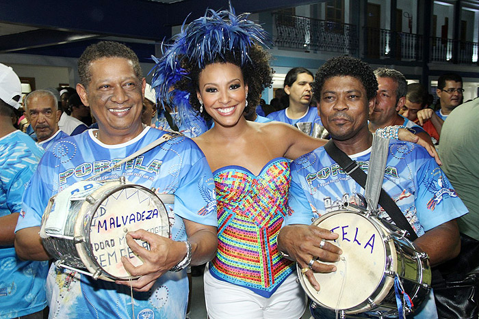 Sheron Menezzes ao lado dos ritmistas da escola