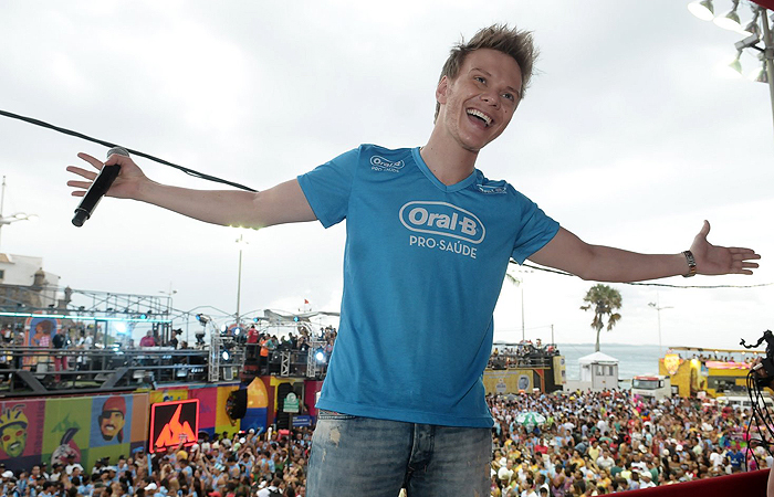 Michel Teló curte primeiro dia de Carnaval em Salvadoror