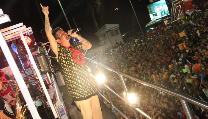 Saulo Fernandes agita o primeiro dia de Carnaval de Salvador