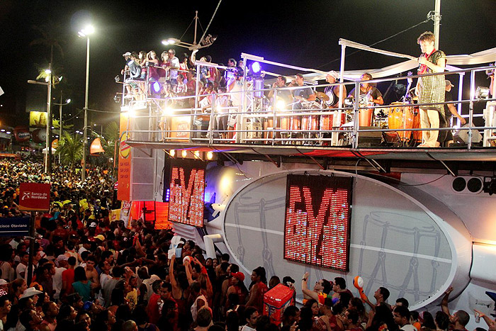 Saulo Fernandes agita o primeiro dia de Carnaval de Salvador