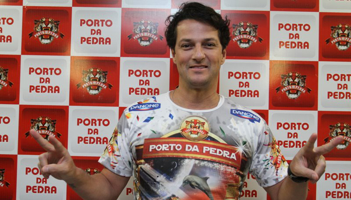 Marcelo Serrado tira medidas para sua fantasia