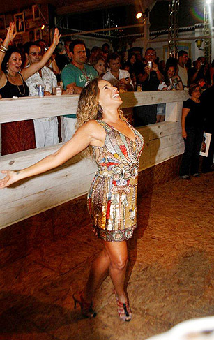 Daniela Mercury dança em seu camarote