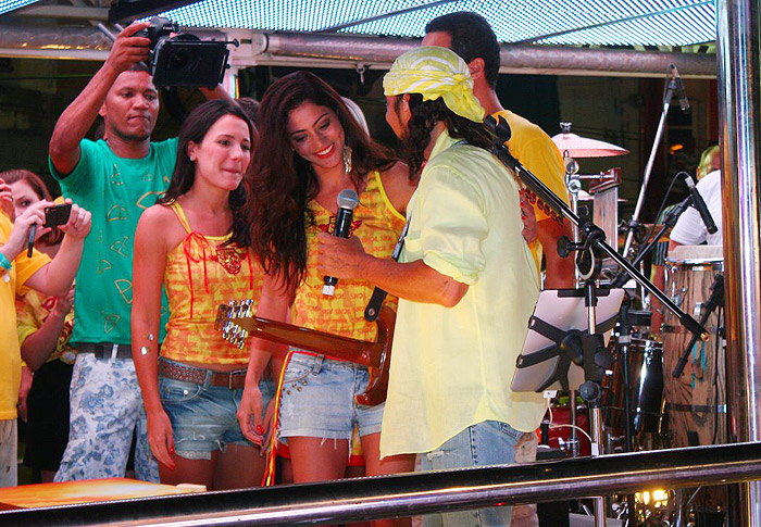 Carol Castro e Juliana Knust no trio elétrico do Chiclete com Banana