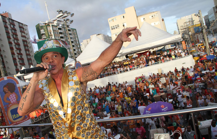 (VERA) Netinho anima de carnaval em Salvador, mesmo depois de machucar o pé - AG.News