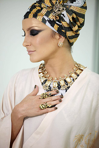 A cantora usou joias inspiradas na cultura africana. 