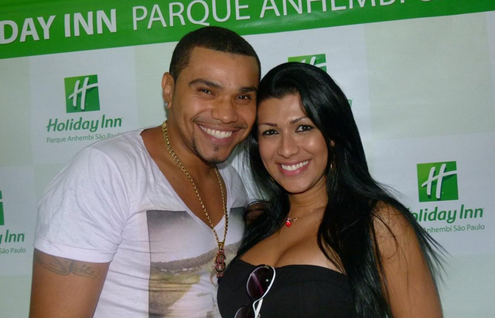 Adriana Bombom e Tati Minerato chegam para o desfile das escolas de samba - Ag.News