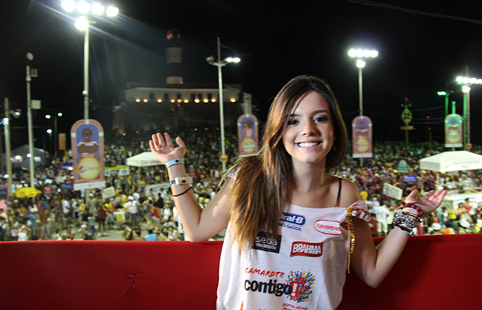 Sozinha, Giovanna Lancellotti se esbalda em Salvador