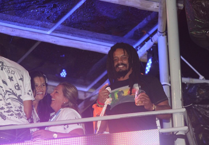 Isabeli Fontana leva Rohan Marley pra curtir a folia baiana O Fuxico