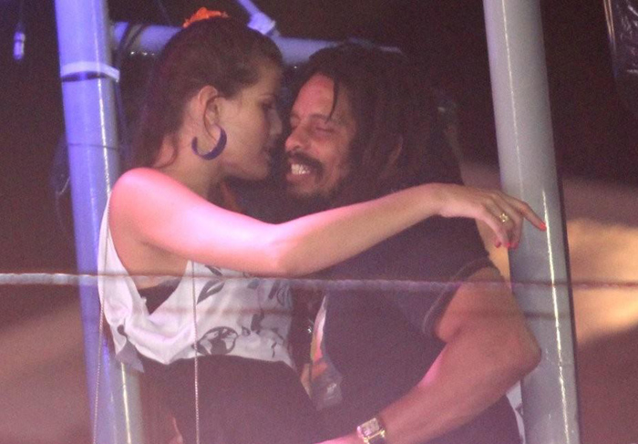 Isabeli Fontana leva Rohan Marley pra curtir a folia baiana O Fuxico