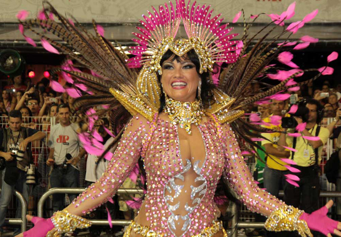 Ellen Roche brilha na Rosas de Ouro, em noite de homenagem a Roberto Justus