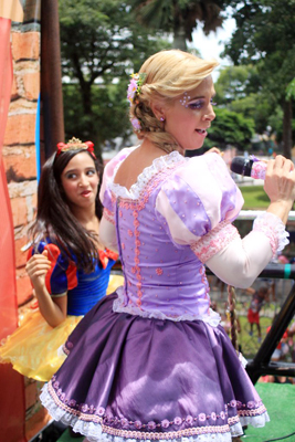 Carla Perez estreia no carnaval de Salvador vestida de Rapunzel