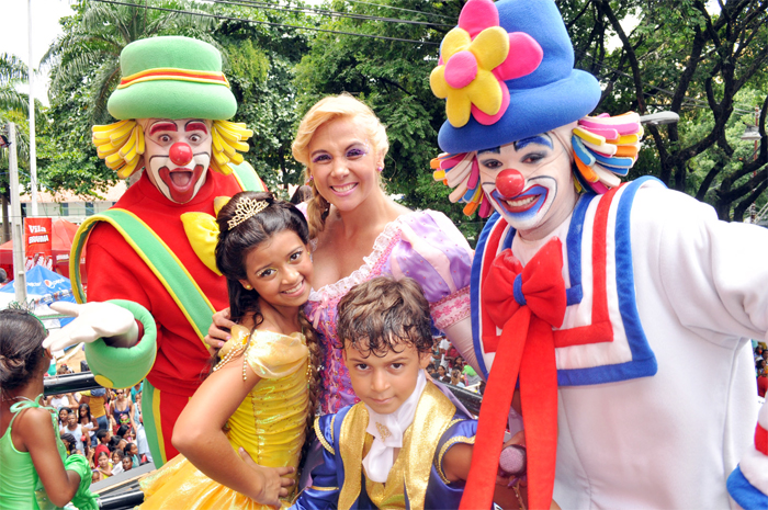 Carla Perez estreia no carnaval de Salvador vestida de Rapunzel 