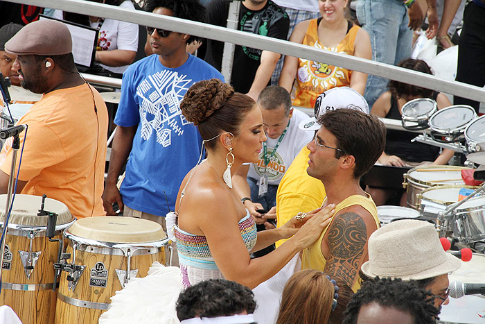 Ivete puxa bloco de carnaval neste sábado.