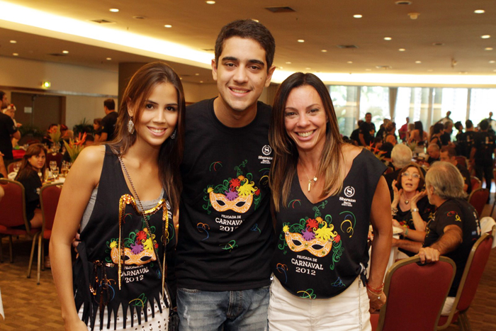 Camila Rodrigues e Diogo Nogueira atacam feijoada do Sheroton