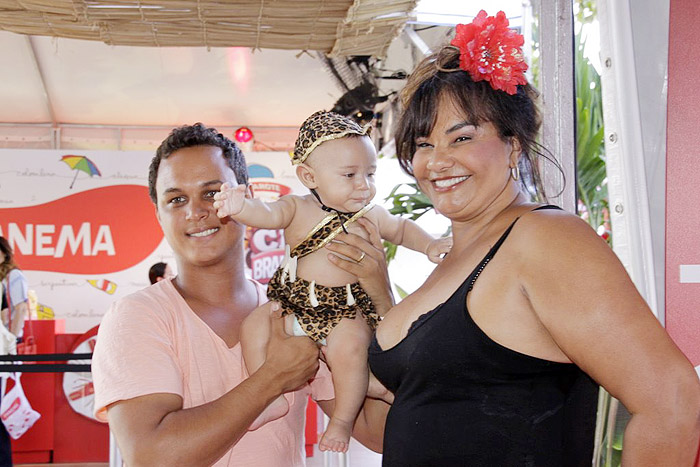 Carla Dias e outros famosos marcam presença no camarote da Brahma.