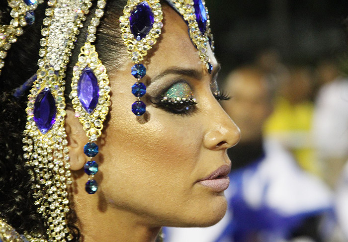 Scheila Carvalho homenageia Clara Nunes em desfile