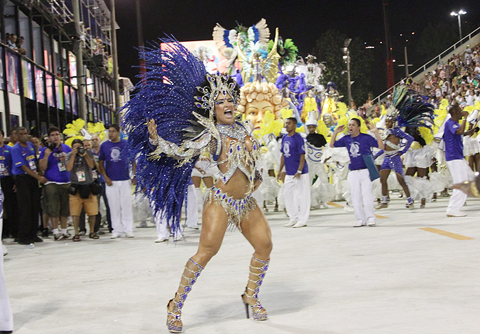 Scheila Carvalho homenageia Clara Nunes em desfile